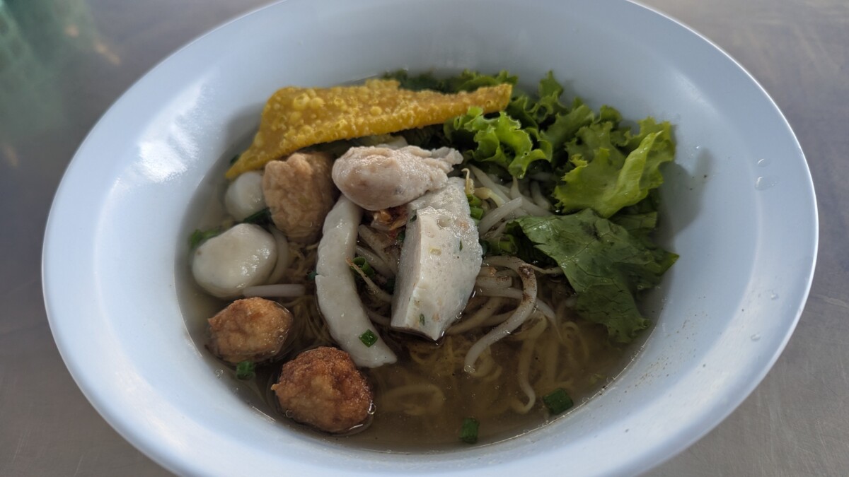 また地元の店に迷い込んだ。Yentafo Nong Hoi
