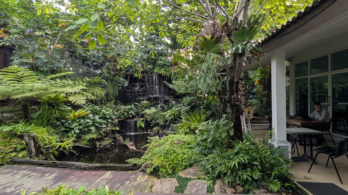 敷地内に滝があるカフェ。คาเฟ่ เดอ โสต Cafe de Sot