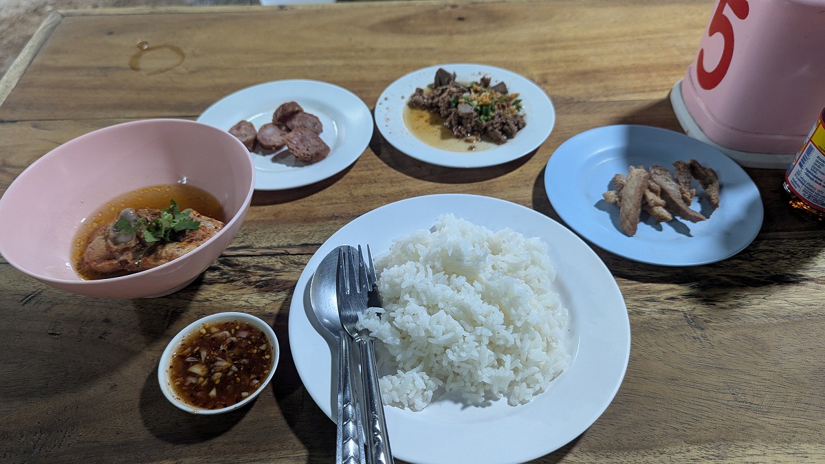 ワンコそばならぬ、ワンコ肉の店。Laab Bunker