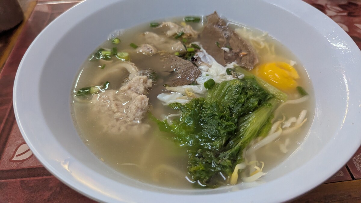 昼、夜、似たようなものを食べてしまう。ก๋วยเตี๋ยวเสวย โจ๊กโตเกียว