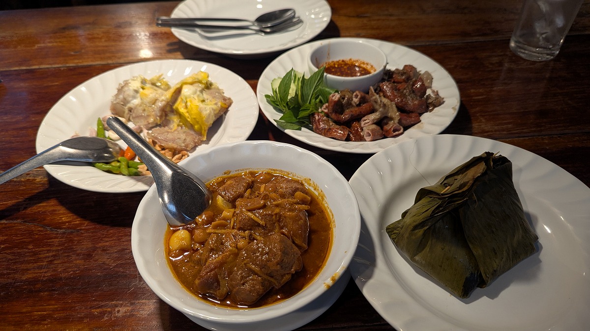 何をたのんでもおいしい。タイ北部料理の店。