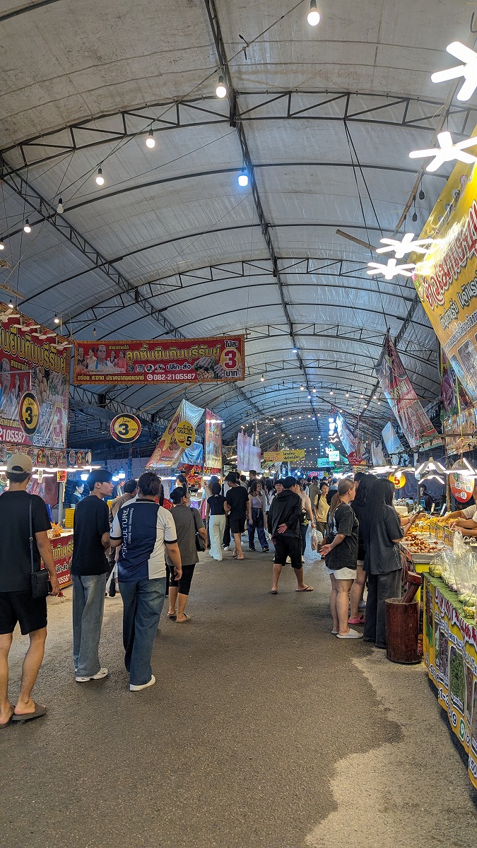 今までにない規模感のナイトマーケットだった。Thae Market CNX เท มาร์เก็ต CNX