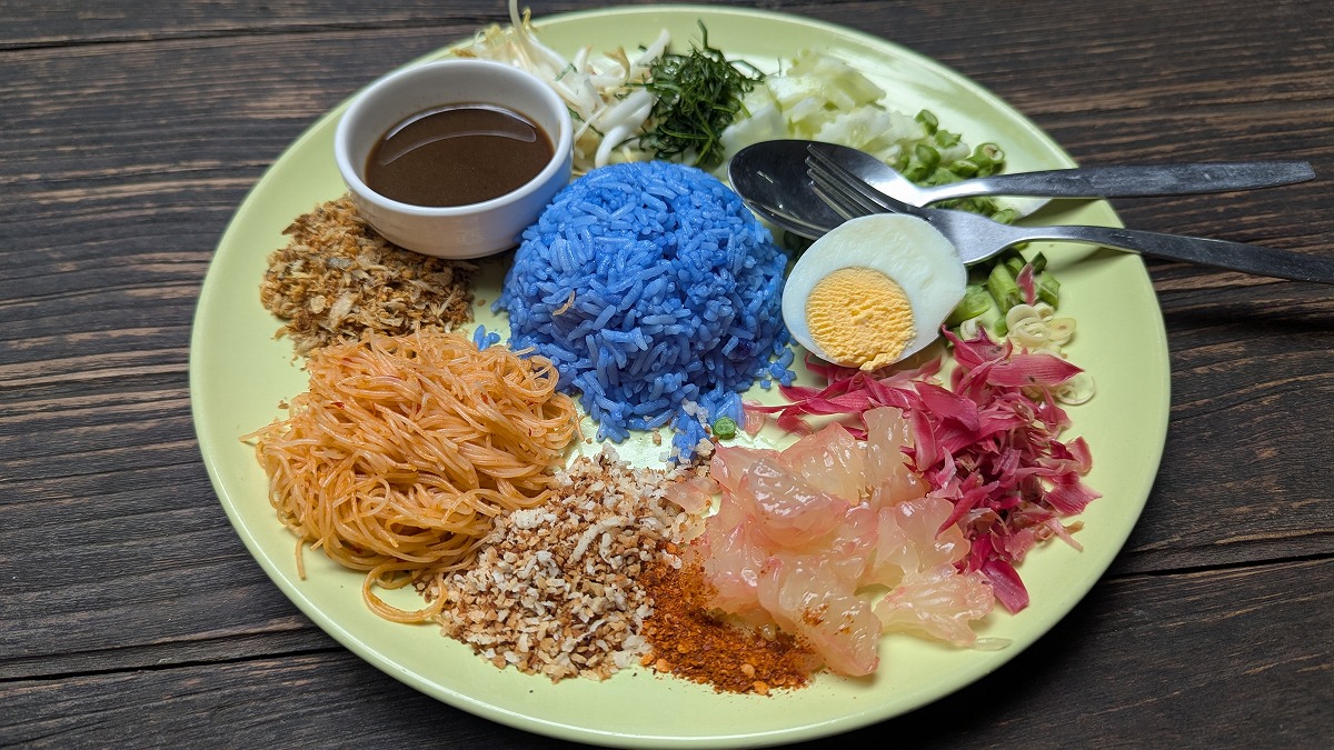 カラフルなカオヤム。Charm Chao ร้านชามเช้า charm-chao