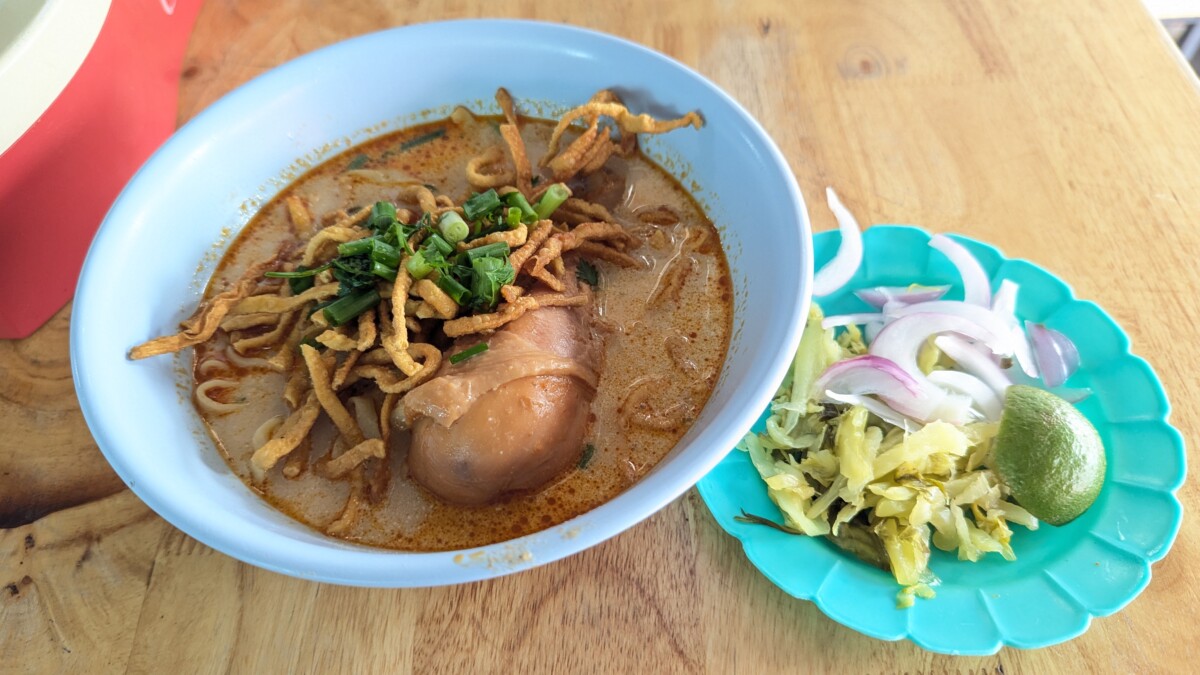 行列ができるカオソーイをリベンジ。Khao Soi Lung Prakit Kad Kom