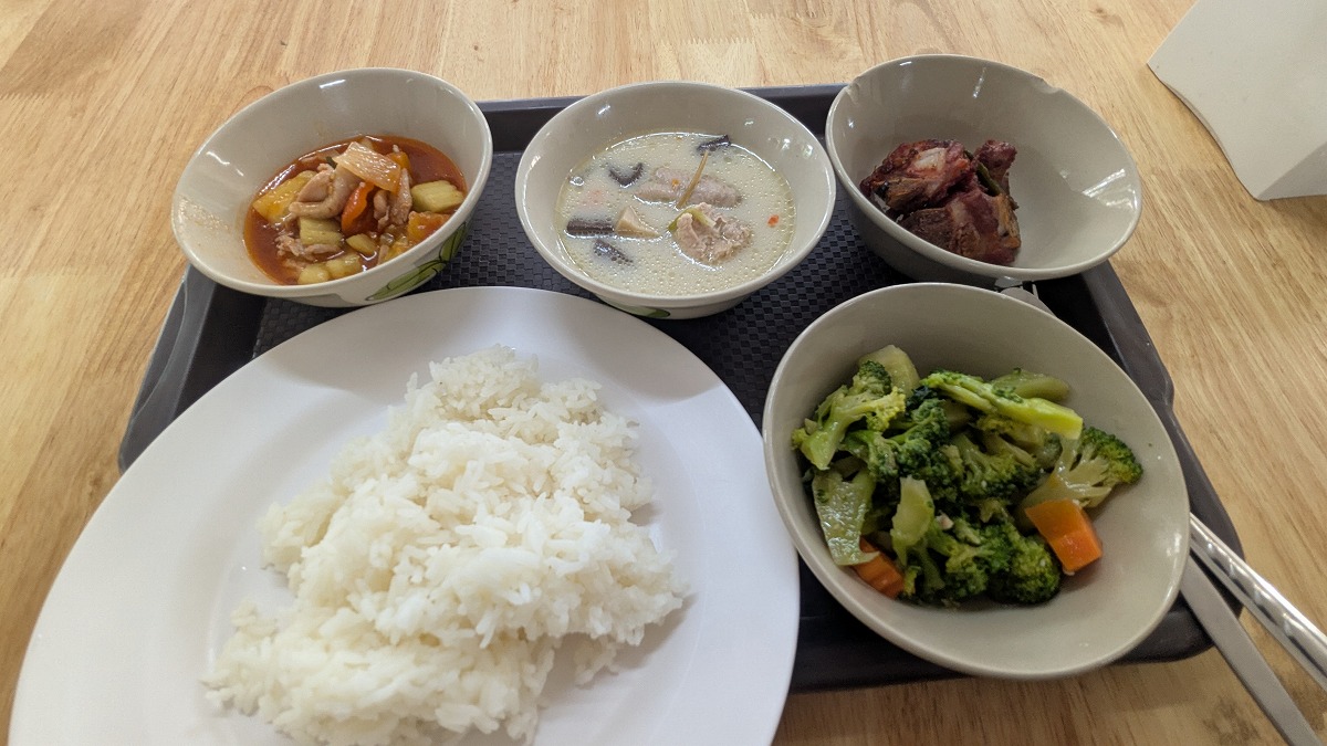 今まで食べたタイ食堂で一番安いかも。ข้าวแกงข้างบ้านทุกอย่าง10บาท