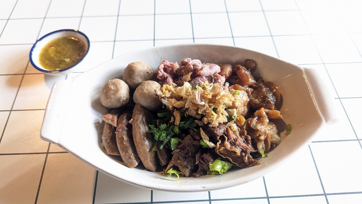 ボートヌードル店だが…。บ้านสวนผักก๋วยเตี๋ยวเรือ