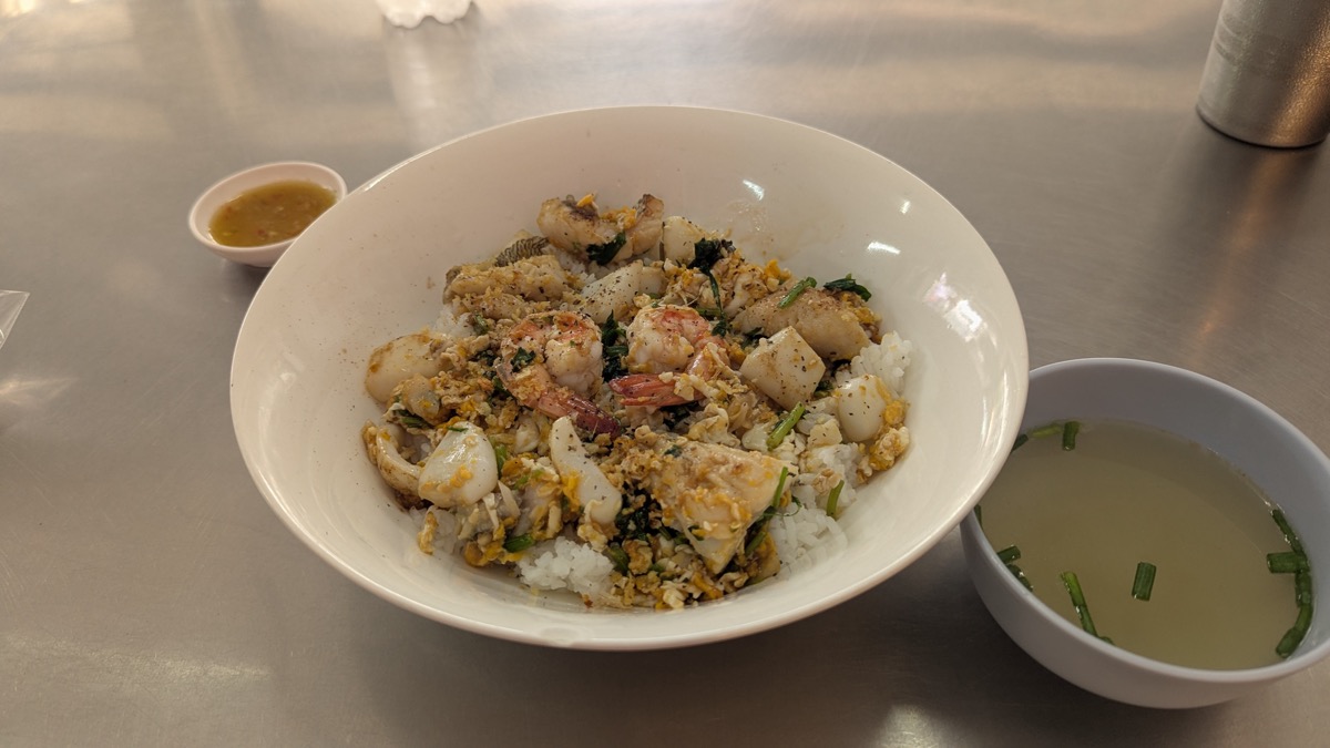 パッタイ専門店かな? ผัดไทยเตาถ่าน เชิงสะพานนวรัฐ