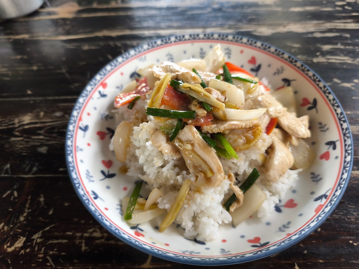 こちらも定番確定。ไก่ทอดจอย สถานีรถไฟ