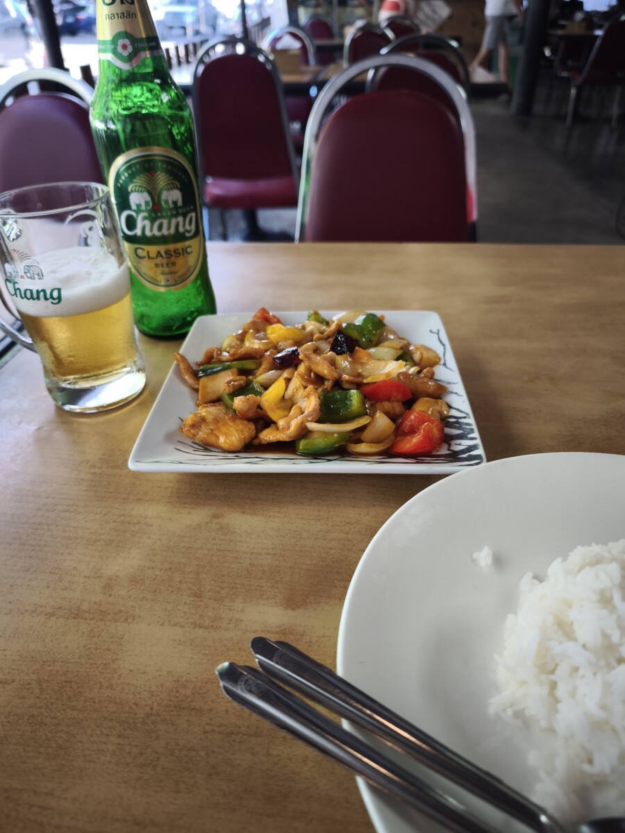 以前、店内で食べられなかった店でリベンジ。キヤンラーン ครัวเคียงราง
