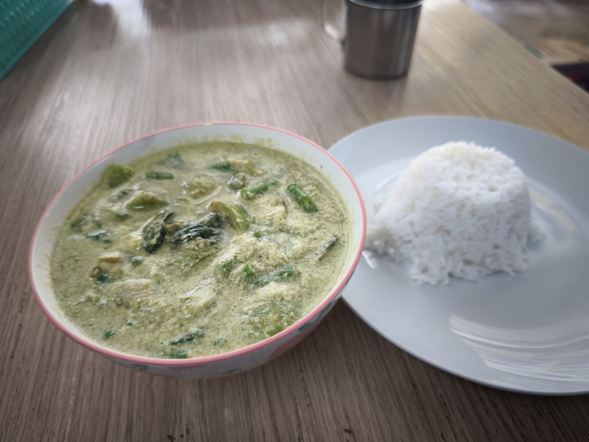 近所のここの食堂もいけた。Naing Phochana เหน่ง โภชนา