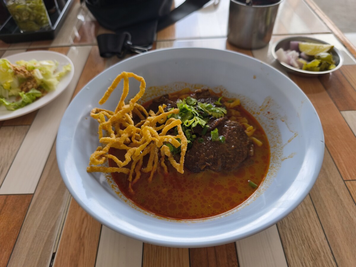 カオソーイ、まさかのおかわり。ร้านก๋วยเตี๋ยวลูกชิ้นปู่โย่ง ลำปาง ที่บ้านเด่น เชียงใหม่