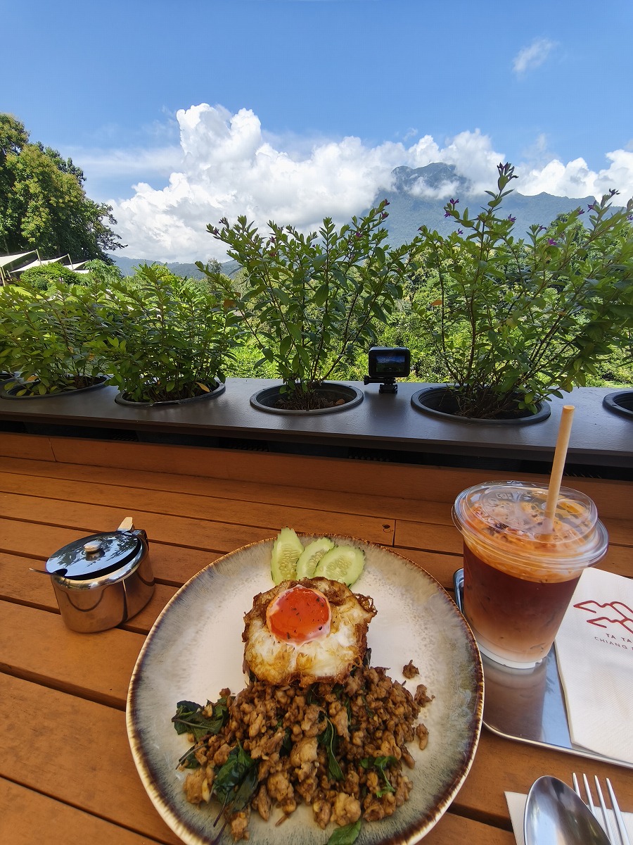 これだけの絶景カフェはそんなにあるまい。ターター チェンダーオ カフェ TATA Chiang Dao Cafe, Restaurant, and Farm