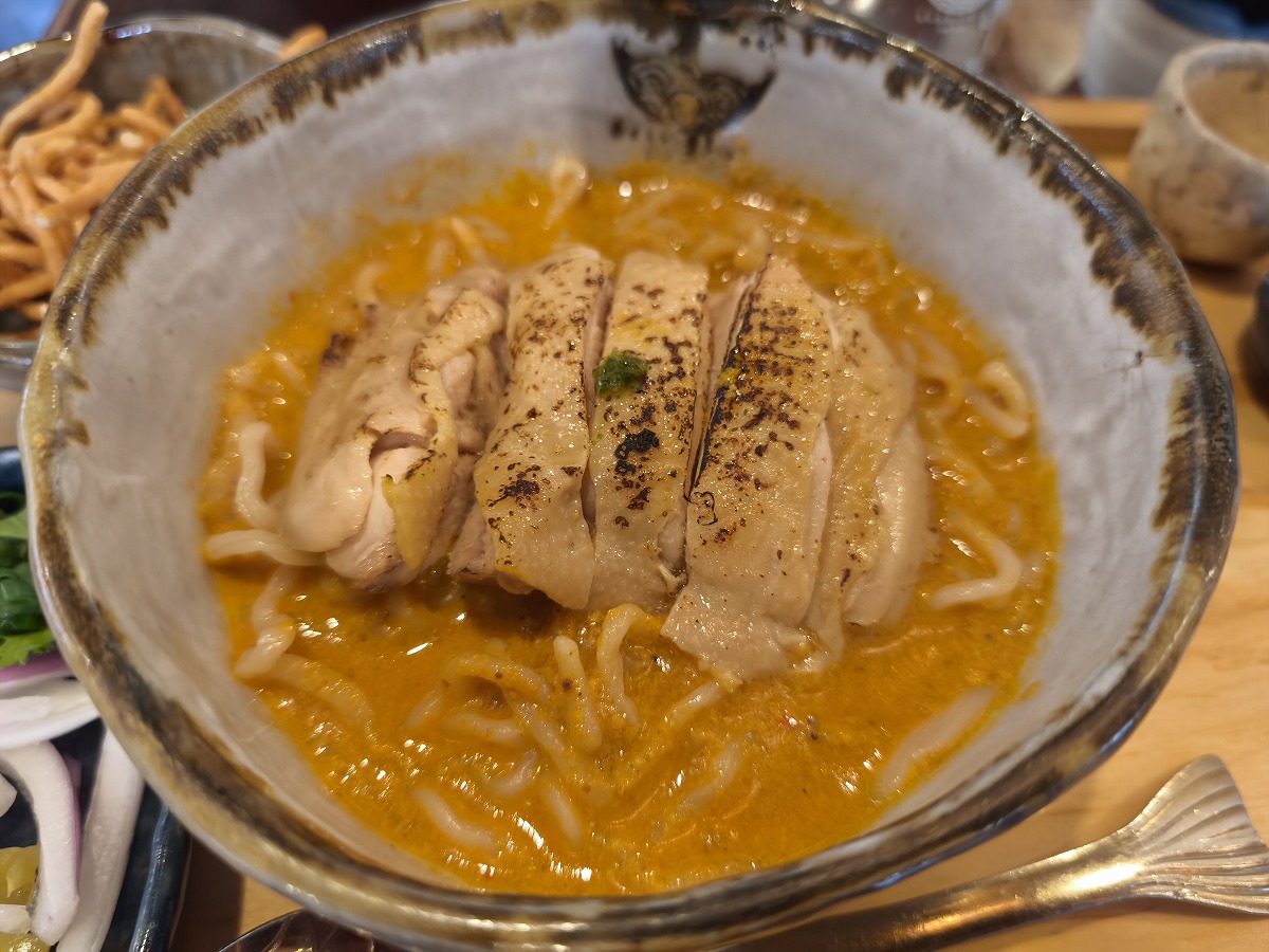 カオソーイの有名店らしい。その名もずばり、カオソーイ。ข้าวโซอิ