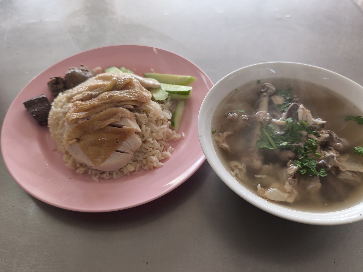 合格点のカオマンガイ。カオマンガイ ハイラム ข้าวมันไก่ไหหลำ (สถานีรถไฟ)