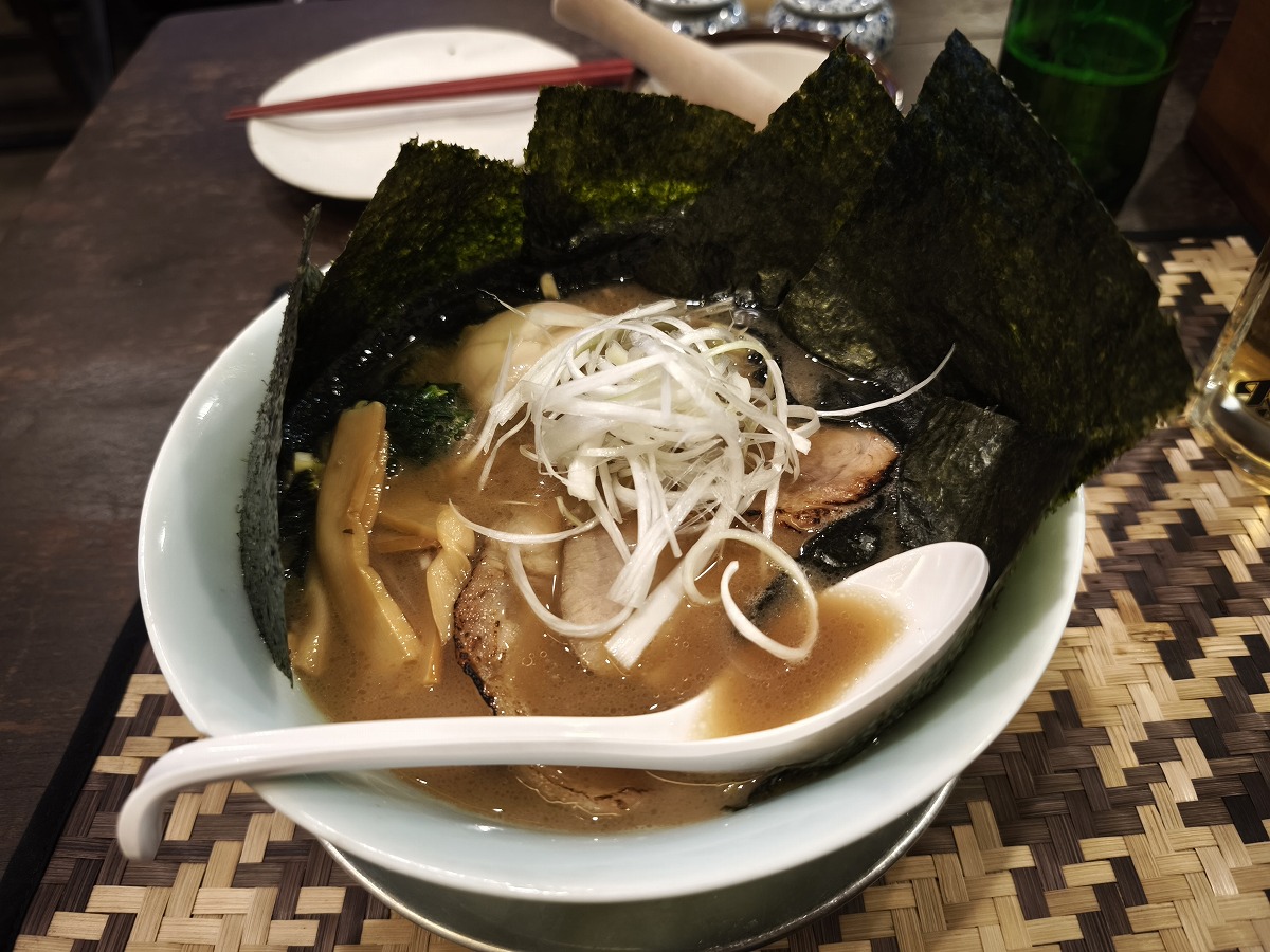 横浜家系ラーメンの店があった! 　吉宗。Yoshimune Izakaya