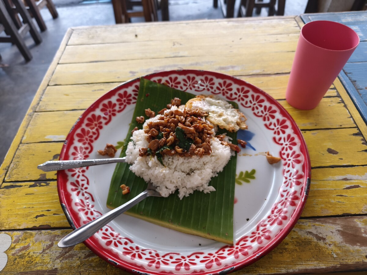 ガパオライス大盛りの店。กะเพราถาด เวียงบัว