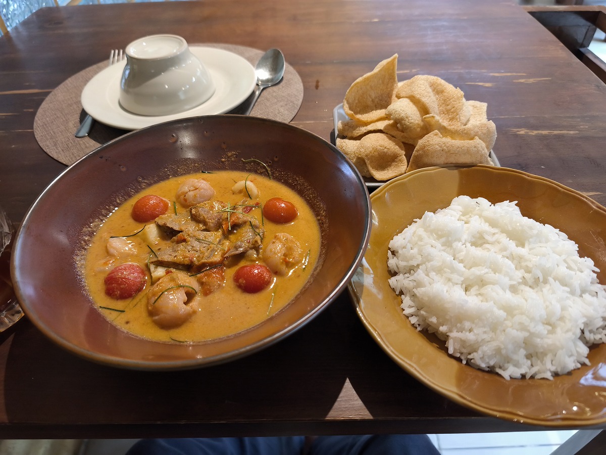 近所のおしゃれなレストラン。ทิวา & รษา Thai Kitchen and cafe