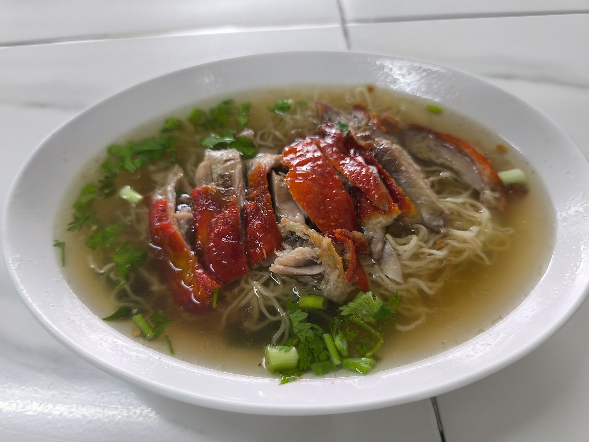 ダッグヌードルをいただく。ซัวเถา บะหมี่เป็ดย่าง