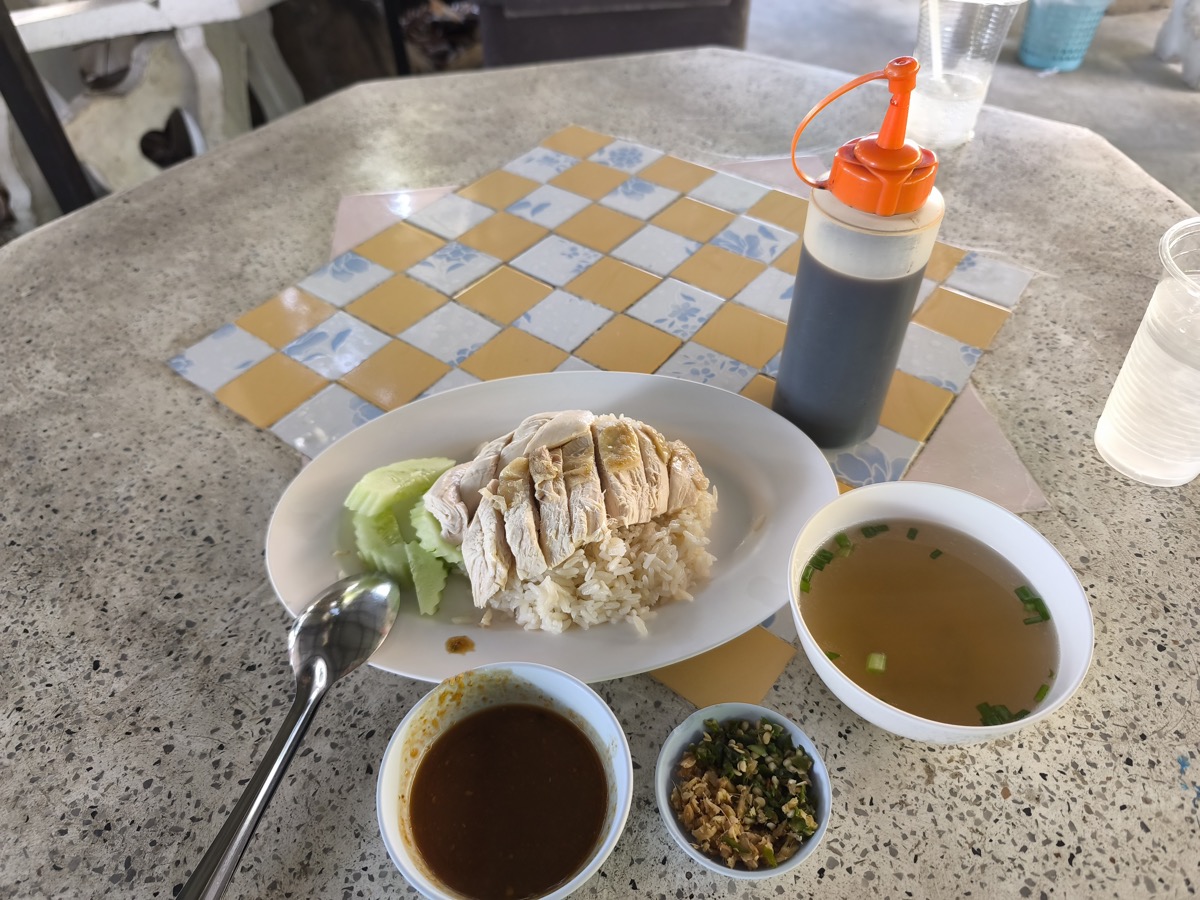 郊外のカオマンガイ屋さん。Dan Chicken Rice แดนข้าวมันไก่