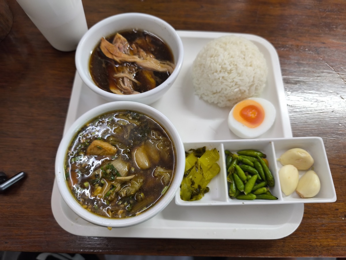 ここはうまい。ข้าวขาหมูเชียงดาว สาขาข่วงสิงห์