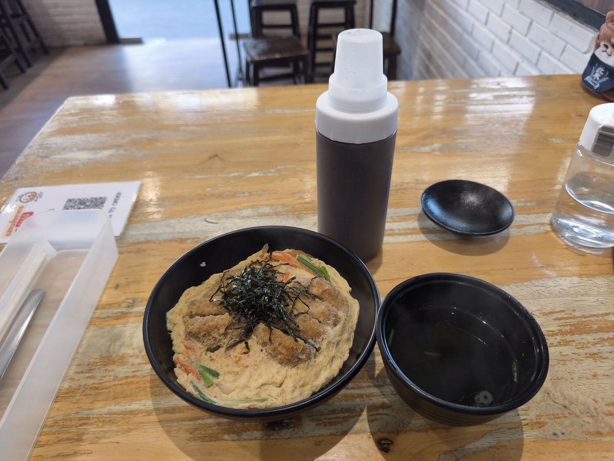 カツ丼を食べてきた。かつおに คัตสึ โอนิ