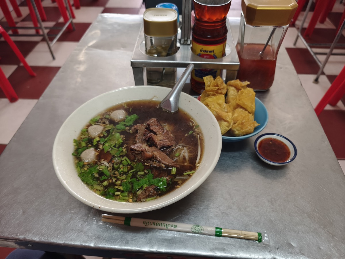 珍しく牛肉の麺やさん。Kasem beef noodle shop ร้านเกษมก๋วยเตี๋ยวเนื้อ