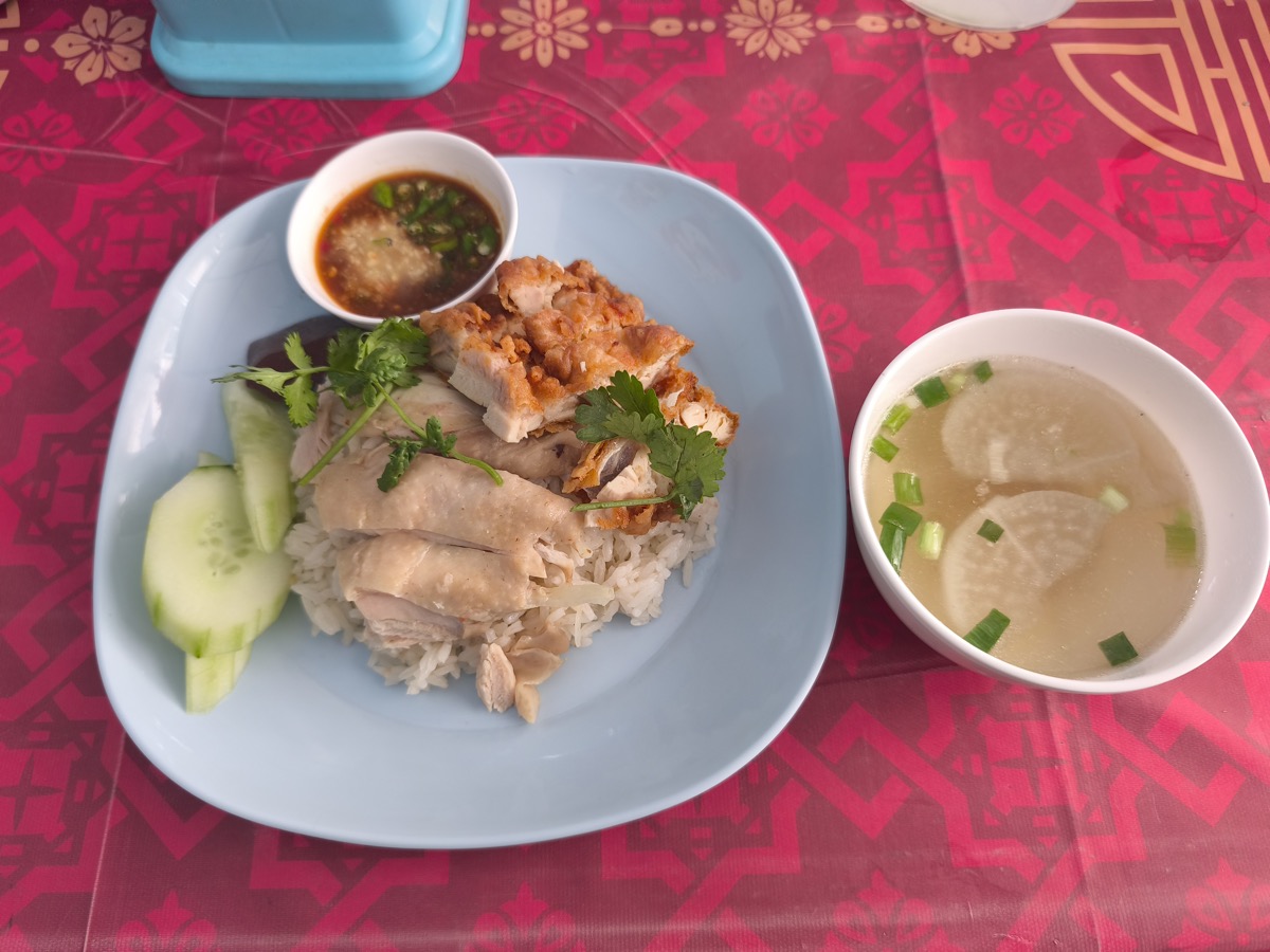 小さなカオマンガイ屋さん。ร้านข้าวมันไก่ ตี๋อ้วน(เตาถ่าน) Since1991