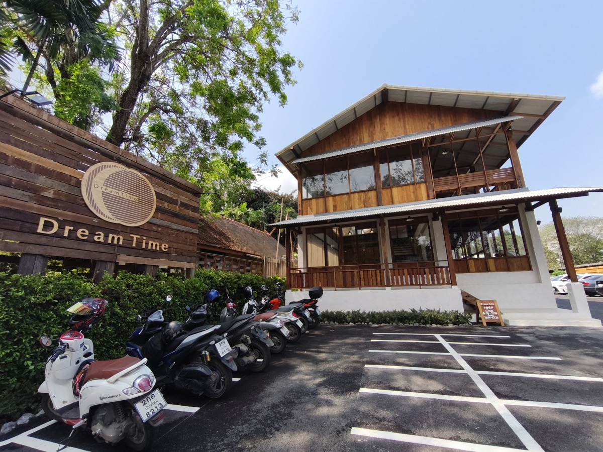 金かけすぎだろ! なポルシェが並ぶ新カフェ。Dreamtime Cafe