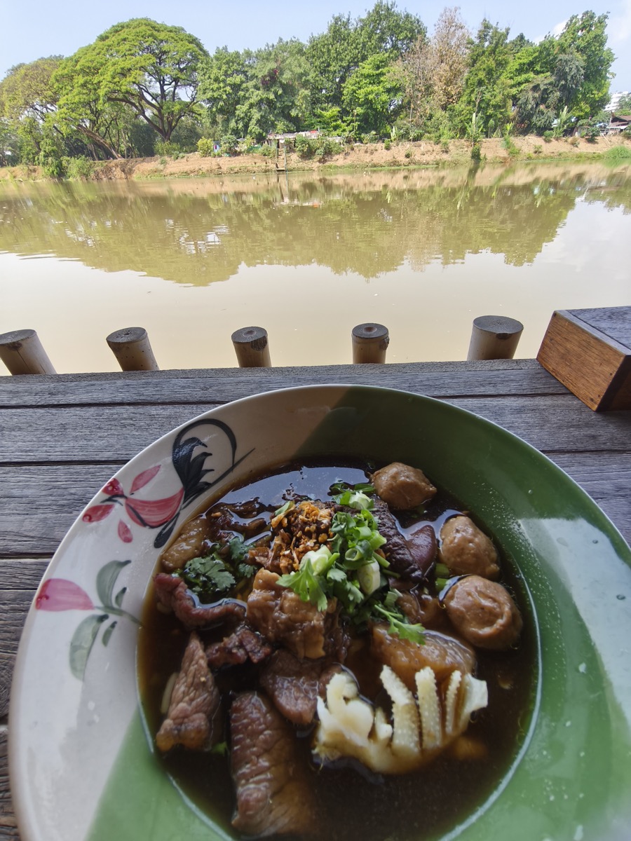 ピン川沿いレストラン探索第二弾。ก๋วยเตี๋ยวเฮือนโบราณ บ้านฮิมปิง