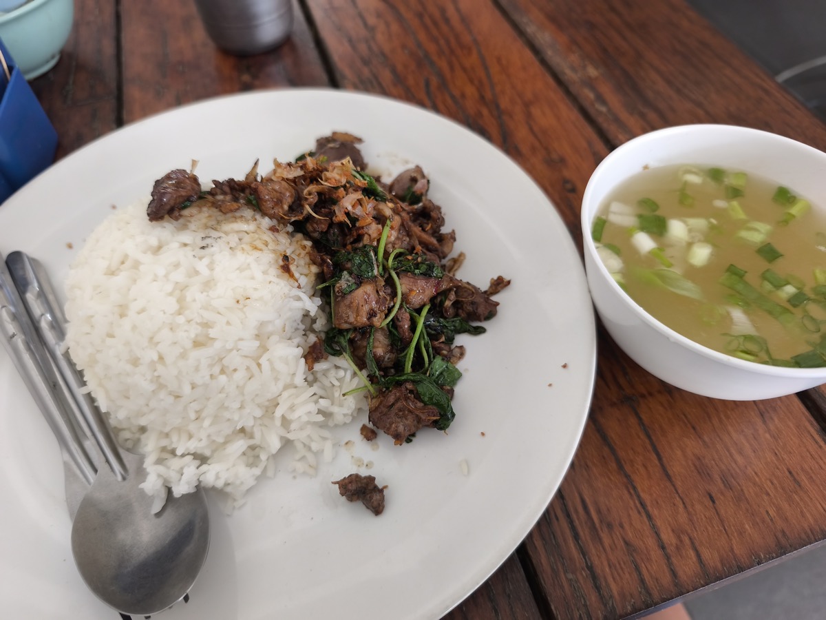 またまた近所で定番になる店発見。ผัดไทแม่รุ่ง