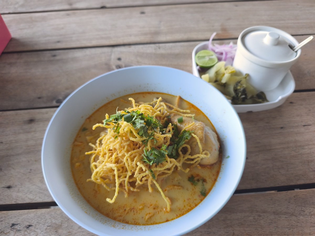普通に安くておいしいカオソーイ。ก๋วยเตี๋ยวเนื้อ/หมูต้นหูกวาง