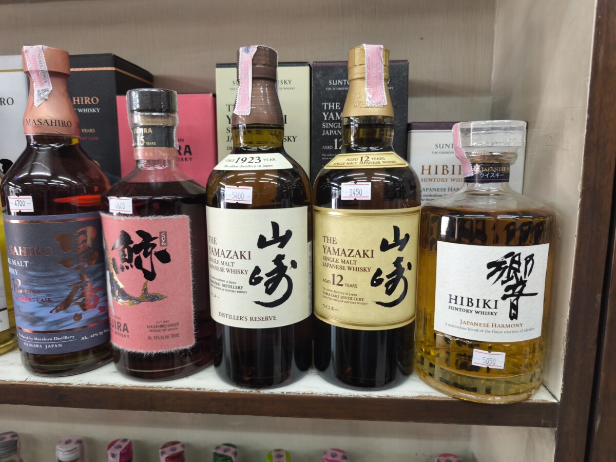 旧市街に近い酒屋。Sadamnern Liquor Store
