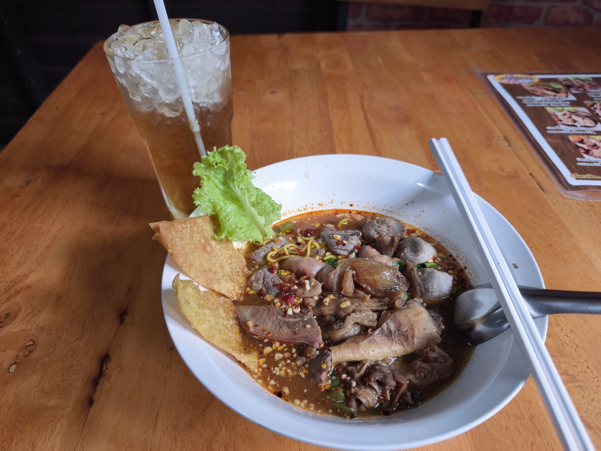 リピートあり。地元ならではの食堂。เตี๋ยวชามโต - สาขาถนนต้นขาม