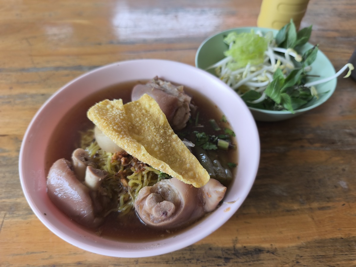 おばちゃんの愛想がいいからまた行くか。Kai Khun Noodles