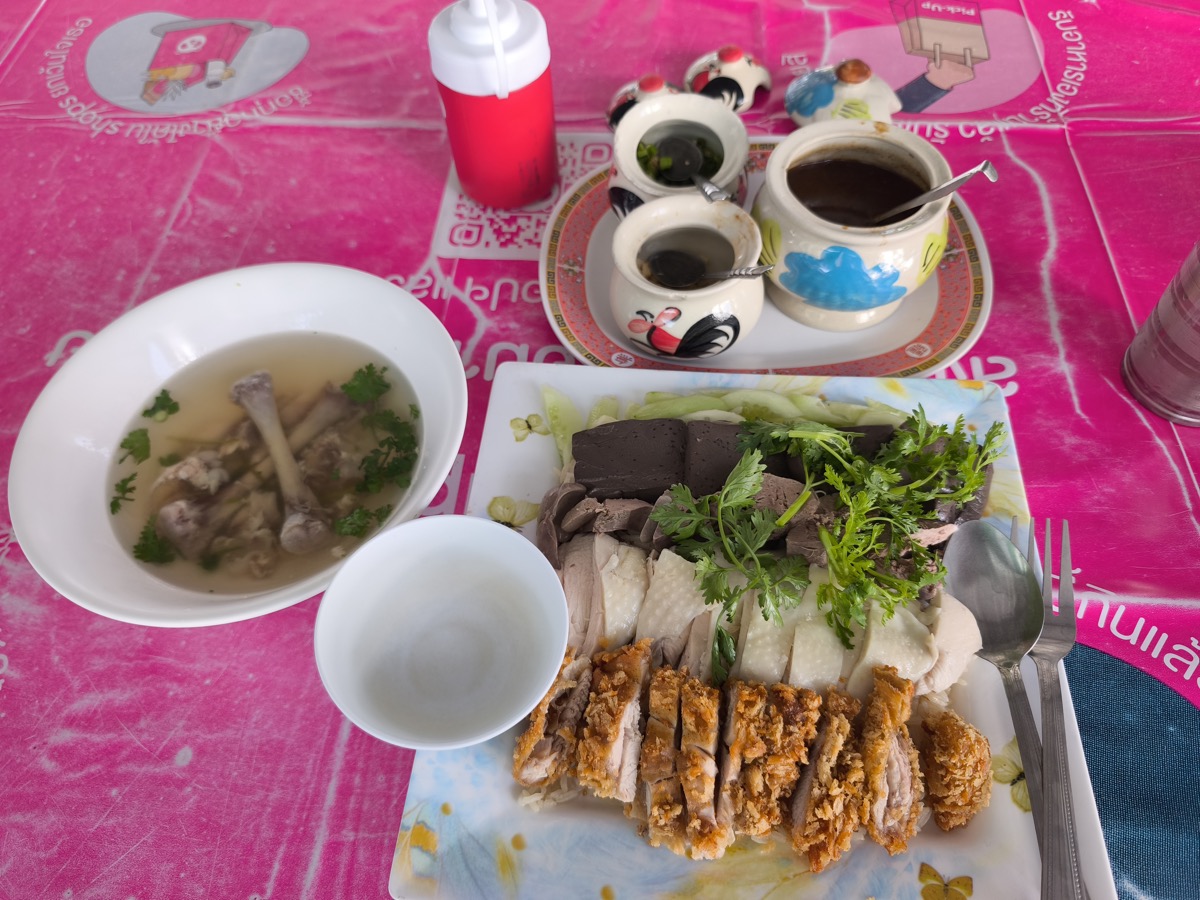 量が多くておすすめのカオマンガイ店。ซูอี้ข้าวมันไก่ไหหลำโบราณ