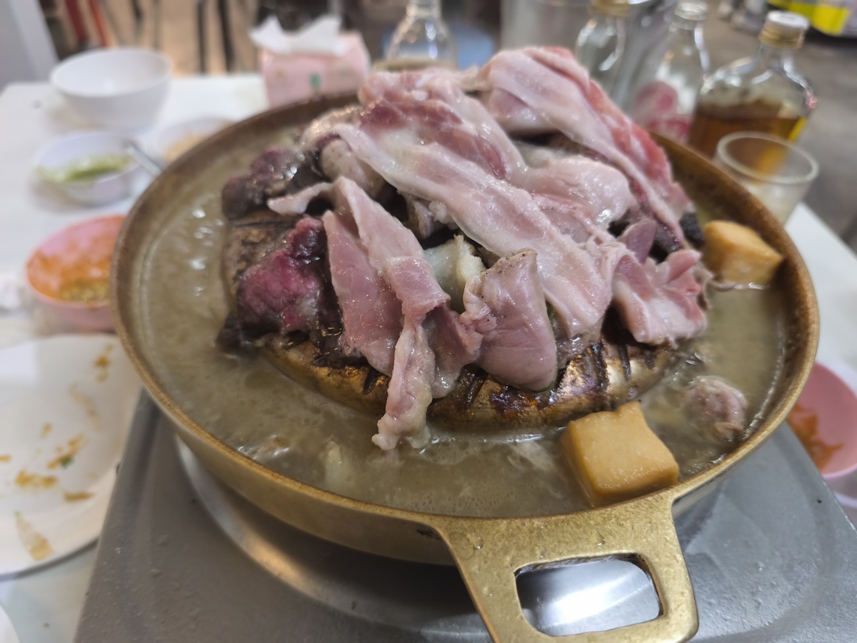 近所にうまいムーガタ店あり。หมูกระทะช้างเผือก สาขาช้างคลาน @ชาญชาลา