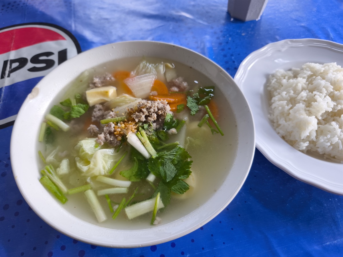 近所の食堂。人気店かも。ร้าน รุ่งโรจน์ ข้าวแกง อาหารตามสั่ง