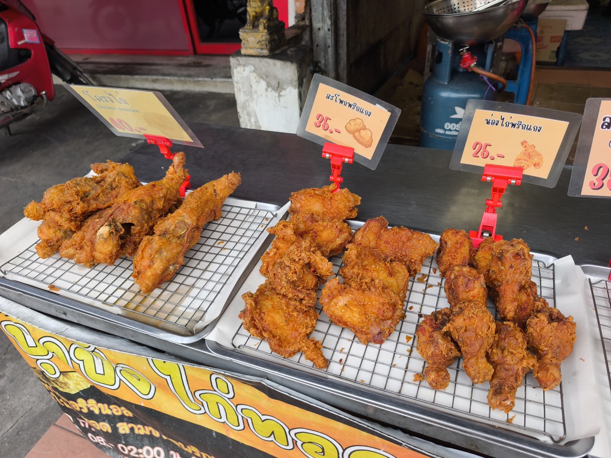 チキン持ち帰りの店。ของทอดยอดอร่อย สาขาสันติธรรม