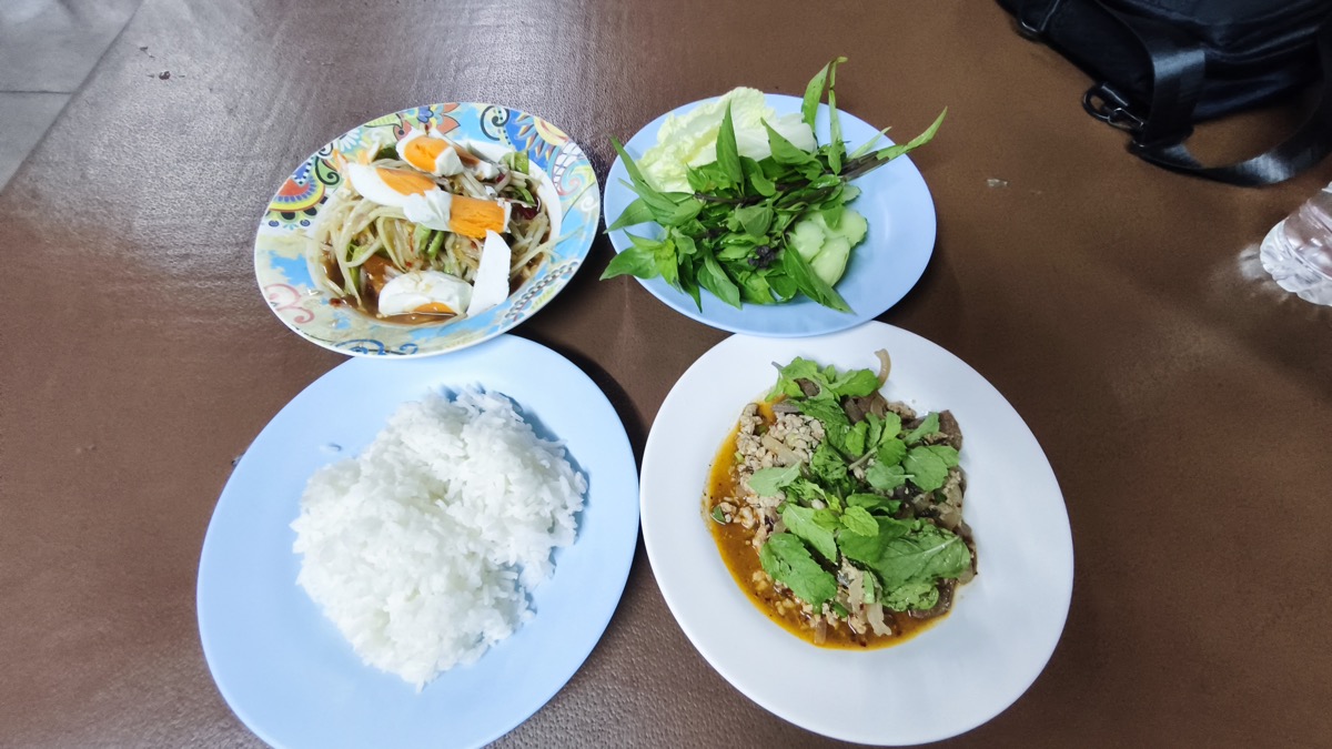 近所のイサーン料理店。クルア ピクン