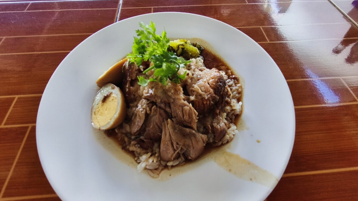 近所の食堂。Phuket Stewed Pork Leg (Hia Meng) ข้าวขาหมูภูเก็ต (เฮียเม้ง)