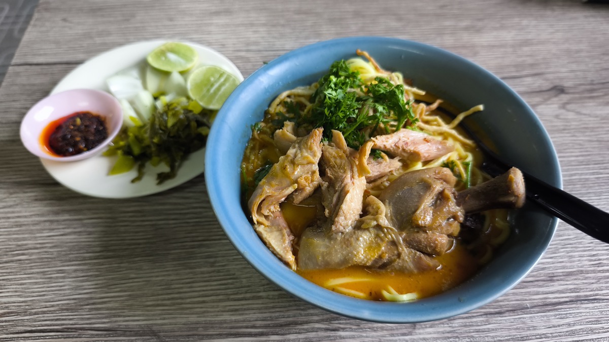 夕方あいている食堂がありがたい。KHAO SOY PANAI