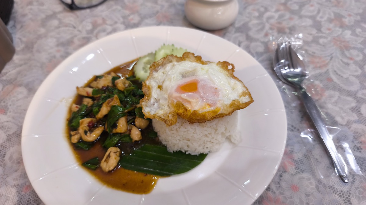 ガソリンスタンド併設のタイ料理店。รสมาลี Rosemary
