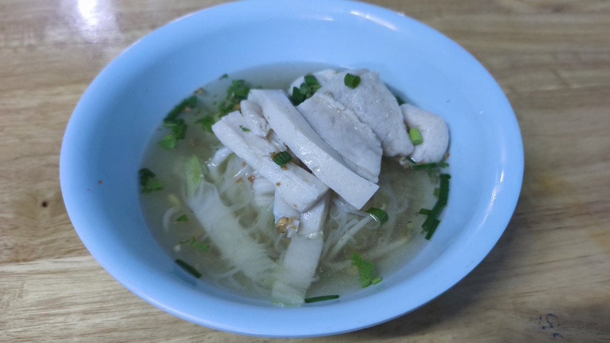 セブンイレブンの隣の食堂。บะหมี่เกี๊ยว ก๋วยเตี๋ยวปลา เย็นตาโฟ