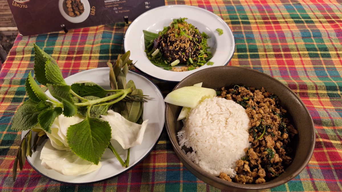 水牛を食べる。ลาบดวงดีมีสุข (Larb Duang Dee Mee Sook)