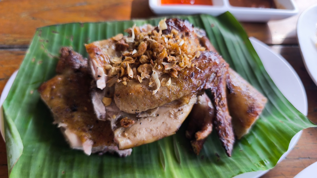久しぶりのガイヤーン。Gai Yaang Kaosuankwang ไก่ย่างเขาสวนกวาง เชียงใหม่ สี่แยกกองบิน Kaiyang khao suan kwang chiangmai