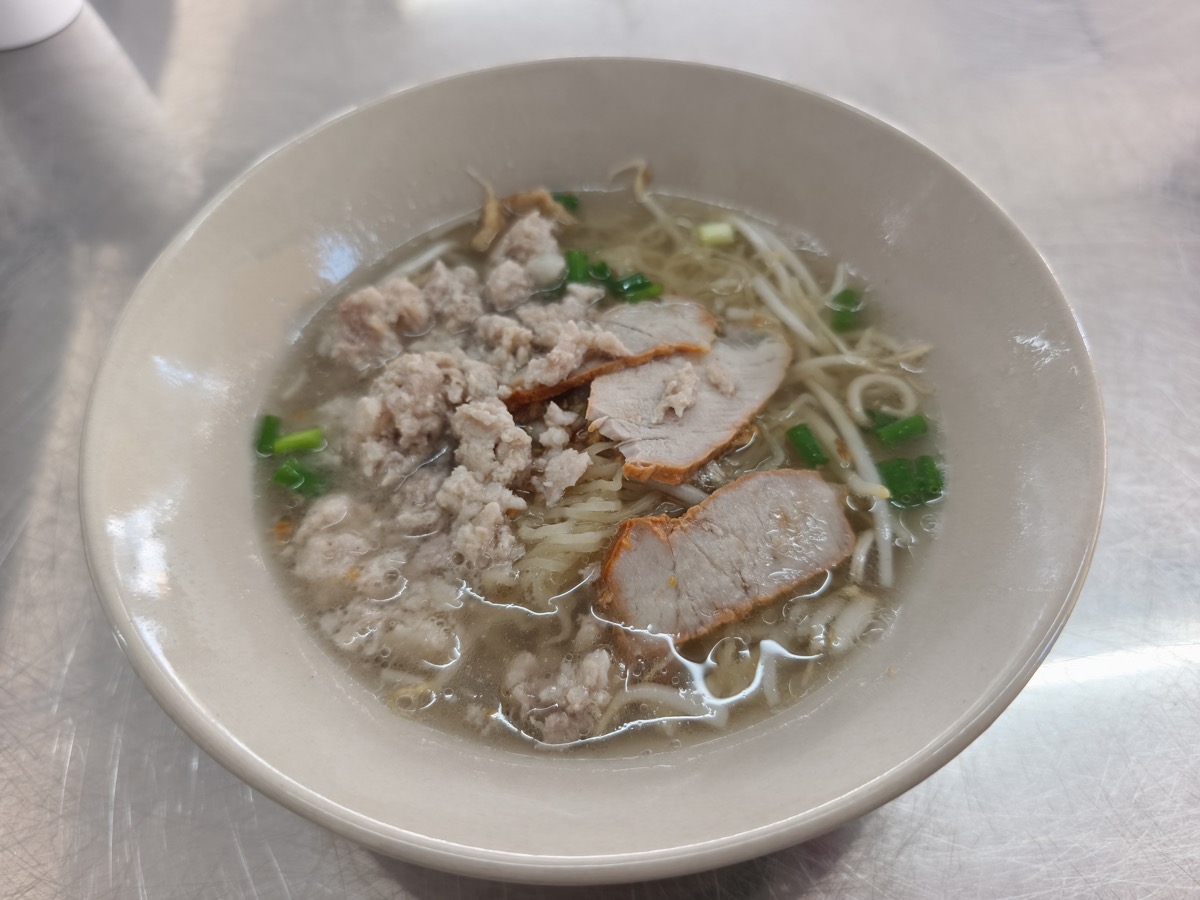 最近できた店らしい。เหลา ก๋วยเตี๋ยวหมู