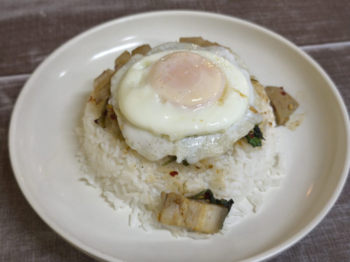 ふつうにおいしいガパオライス。จั๊บญวนเจริญ