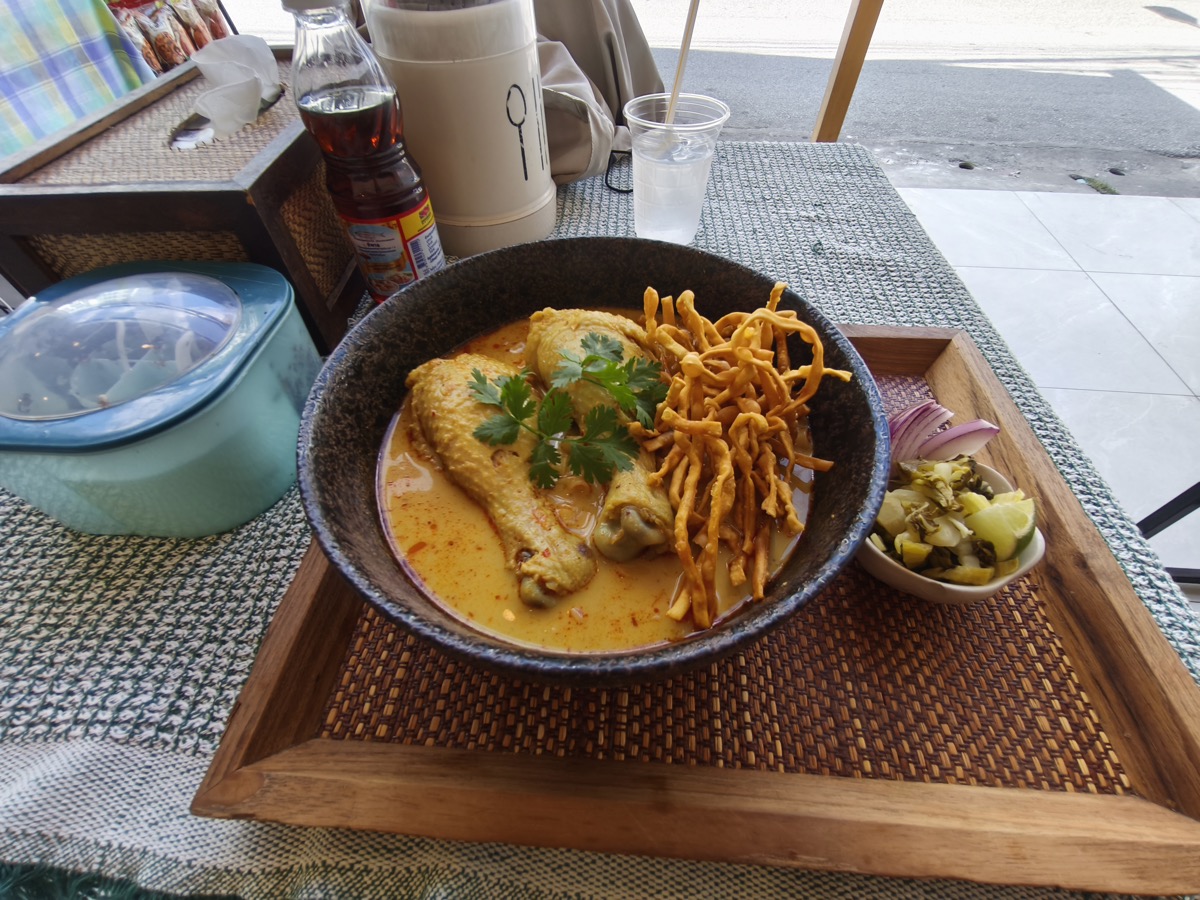 久しぶりにカオソーイのおいしい店発見。หมวย ข้าวซอย Muay Khao Soi ขนมจีนน้ำเงี้ยว อาหารเหนือ แคบหมู น้ำพริกหนุ่ม แกงเขียวหวาน เชียงใหม่