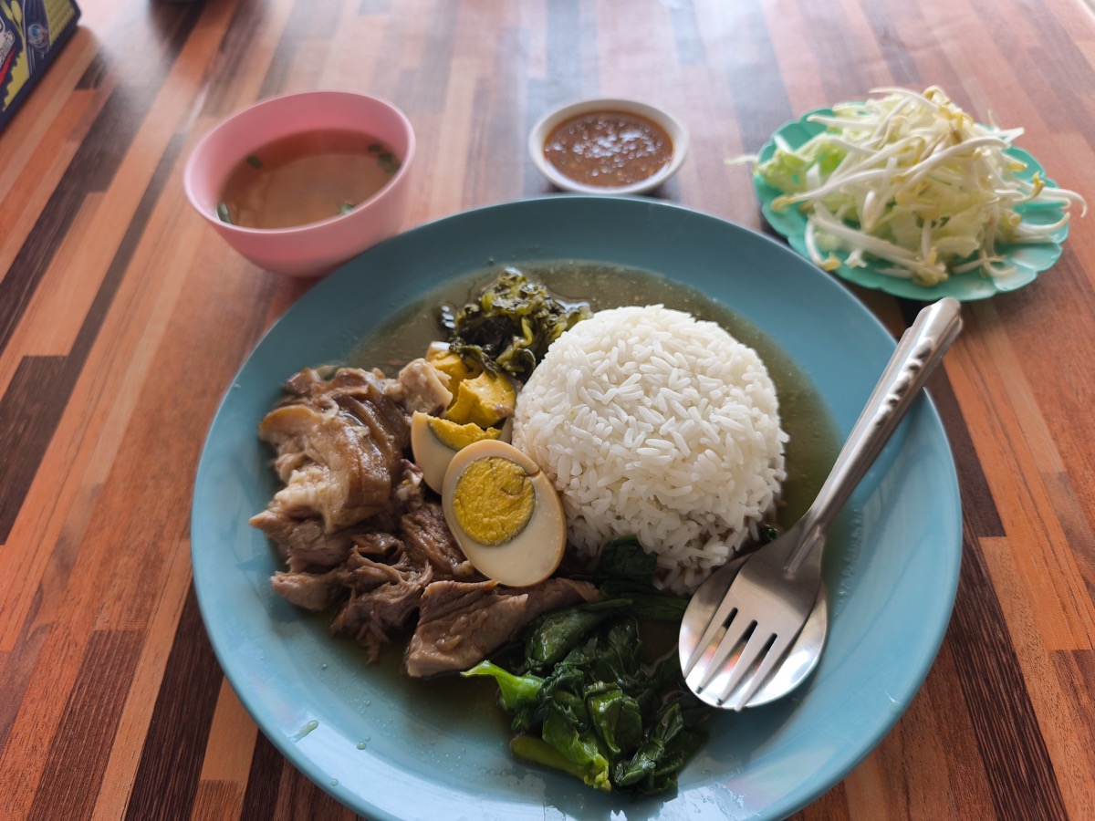 近所のカオカームー。ก๋วยเตี๋ยวผีบอก